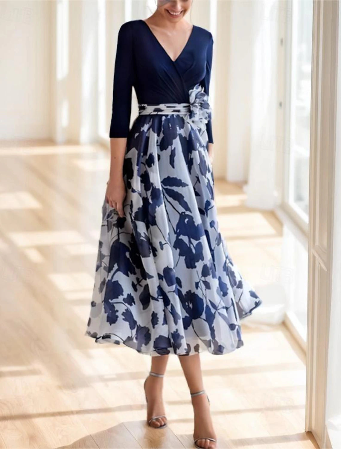 Abito da cerimonia per la madre della sposa, a trapezio, elegante, con scollo a V, lunghezza alla caviglia, in chiffon con paillettes, manica a 3/4 con fiore